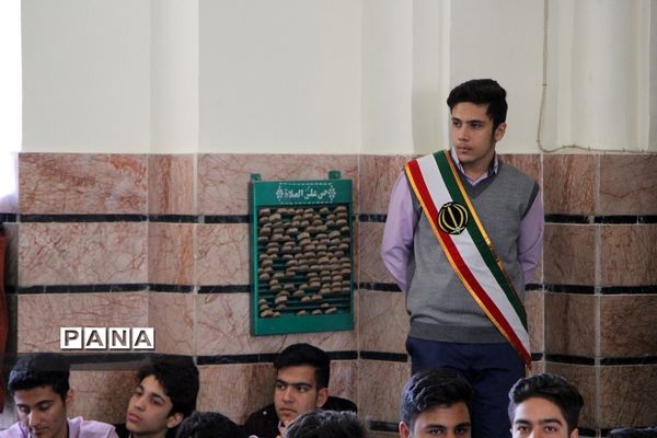 برپایی جشن انقلاب  در دبیرستان ماندگار ایرانشهر