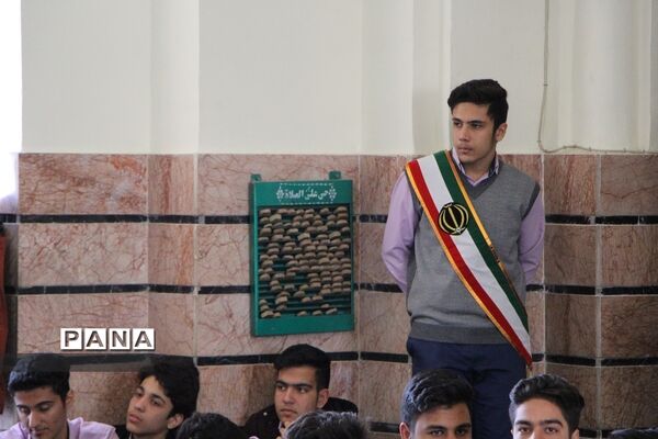 برپایی جشن انقلاب  در دبیرستان ماندگار ایرانشهر