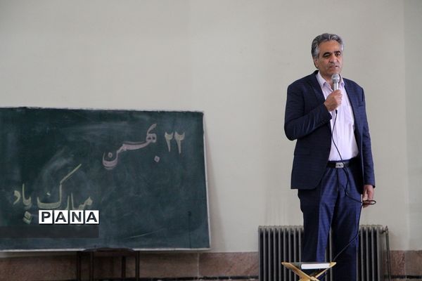 برپایی جشن انقلاب  در دبیرستان ماندگار ایرانشهر