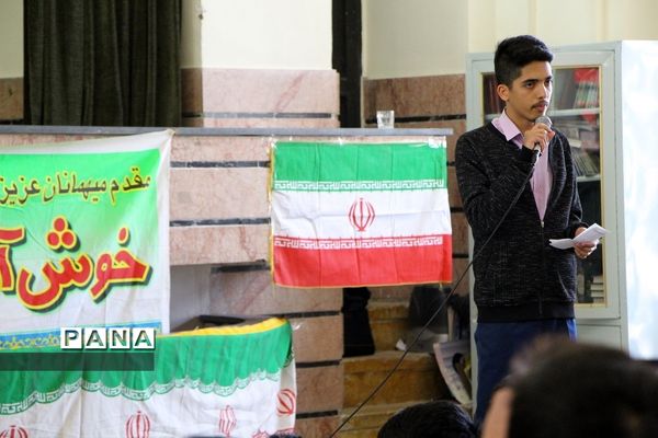 برپایی جشن انقلاب  در دبیرستان ماندگار ایرانشهر