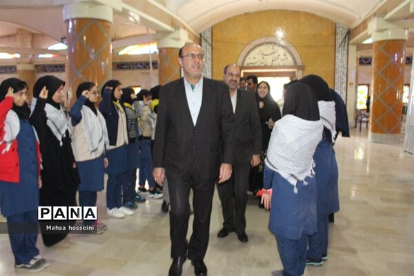 عطر افشانی گلزار شهدا همزمان با دهه فجر در بوشهر