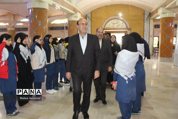 عطر افشانی گلزار شهدا همزمان با دهه فجر در بوشهر