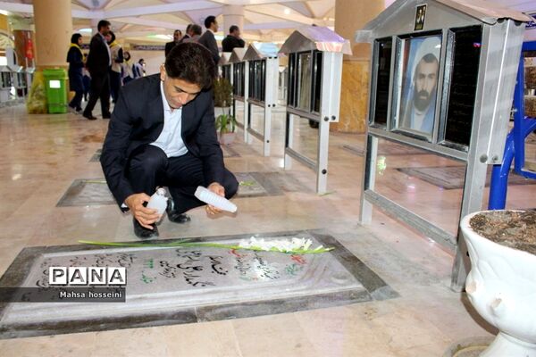 عطر افشانی گلزار شهدا همزمان با دهه فجر در بوشهر