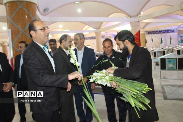 عطر افشانی گلزار شهدا همزمان با دهه فجر در بوشهر