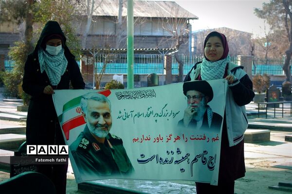 مراسم غبار‌روبی آرامگاه شهدا توسط دانش‌آموزان چهاردانگه