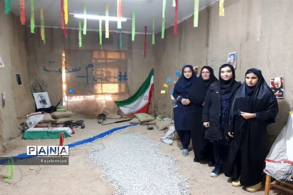 افتتاح نمایشگاه انقلاب  در دبیرستان زینب ابرکوه