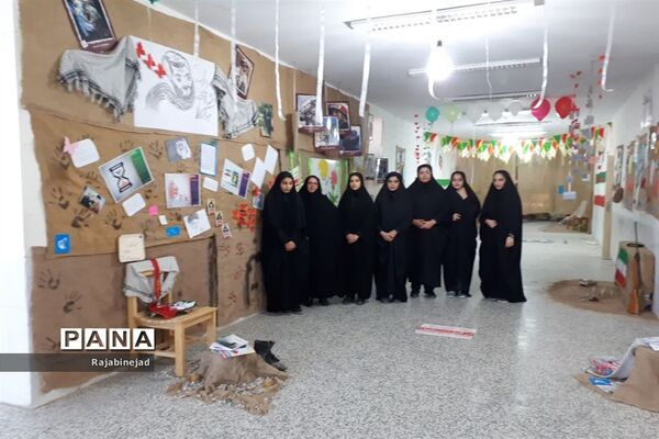 افتتاح نمایشگاه انقلاب  در دبیرستان زینب ابرکوه