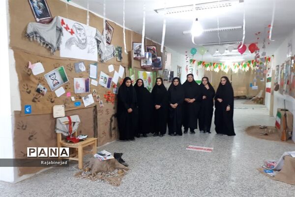افتتاح نمایشگاه انقلاب  در دبیرستان زینب ابرکوه