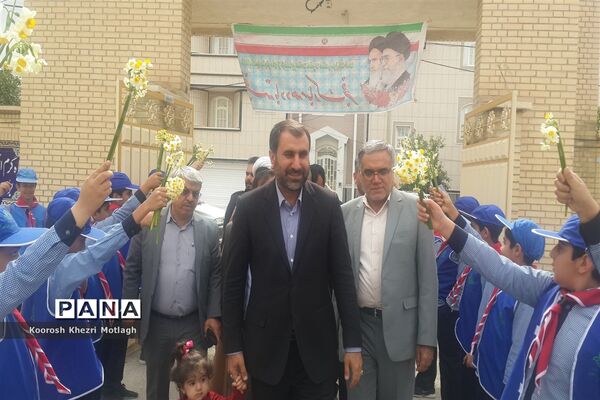 برگزاری جشن‌های دهه فجر در مدارس کازرون