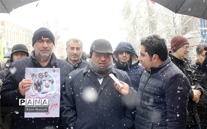 دانش آموزان و قشر جوان علمداران انقلاب اسلامی هستند