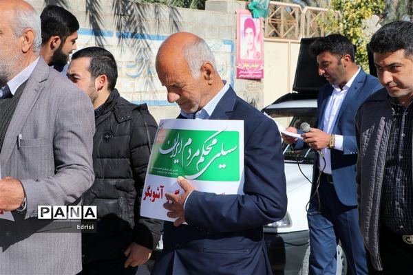 راهپیمایی مردم روستای بورکی علیا از توابع بخش خشت شهرستان کازرون در سالروز پیروزی انقلاب اسلامی