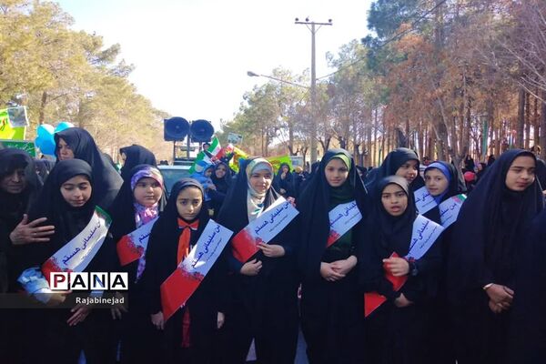 حضور پر شور دانش آموزان ابرکوه در راهپیمایی ۲۲ بهمن