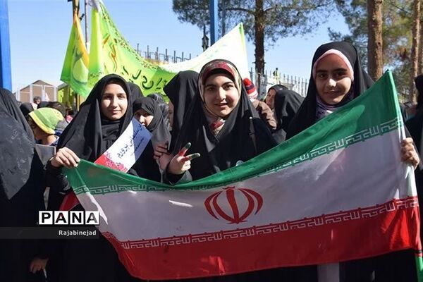 حضور پر شور دانش آموزان ابرکوه در راهپیمایی ۲۲ بهمن