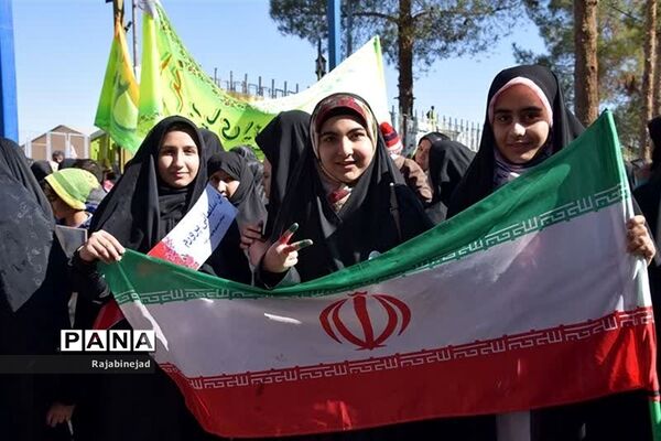 حضور پر شور دانش آموزان ابرکوه در راهپیمایی ۲۲ بهمن