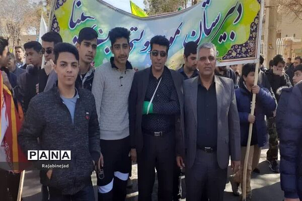 حضور پر شور دانش آموزان ابرکوه در راهپیمایی ۲۲ بهمن