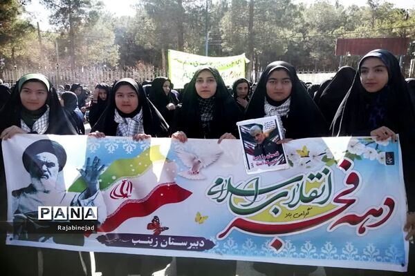 حضور پر شور دانش آموزان ابرکوه در راهپیمایی ۲۲ بهمن