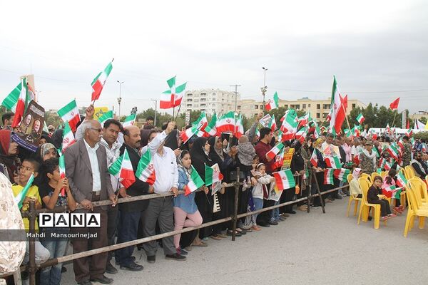 حضور فرهنگیان و دانش آموزان بندرعباس در راهپیمایی 22 بهمن