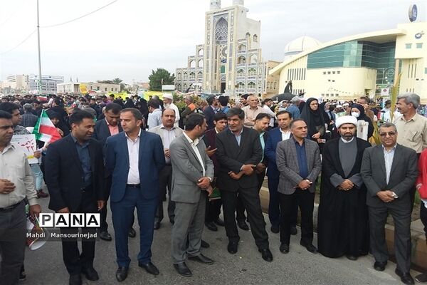 حضور فرهنگیان و دانش آموزان بندرعباس در راهپیمایی 22 بهمن