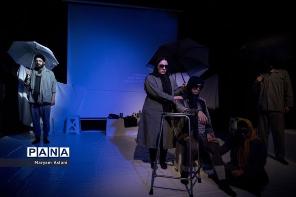 اجرای نمایش «زندگی یک رویاست«