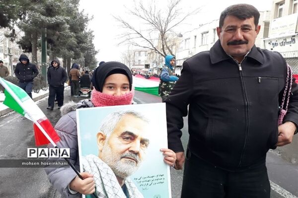 حضور پرشور فرهنگیان و دانش آموزان قزوین در راهپیمایی 22 بهمن