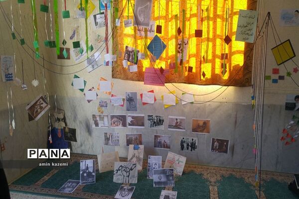 نمایشگاه انقلاب کاری از دانش آموزان عضو اتحادیه انجمن های اسلامی دبیرستان شهید ابراهیمی