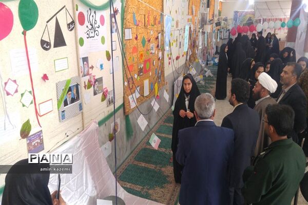 نمایشگاه انقلاب کاری از دانش آموزان عضو اتحادیه انجمن های اسلامی دبیرستان شهید ابراهیمی