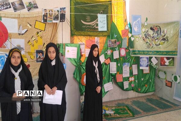 نمایشگاه انقلاب کاری از دانش آموزان عضو اتحادیه انجمن های اسلامی دبیرستان شهید ابراهیمی