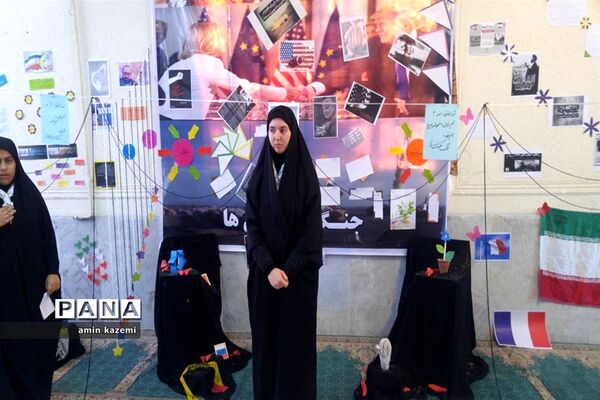 نمایشگاه انقلاب کاری از دانش آموزان عضو اتحادیه انجمن های اسلامی دبیرستان شهید ابراهیمی