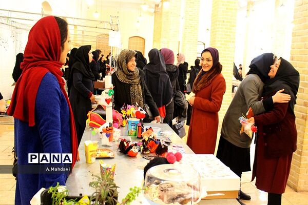 نمایشگاه دست سازه های دانش آموزان