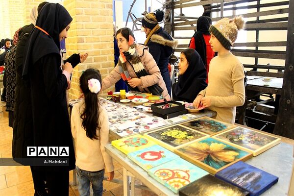 نمایشگاه دست سازه های دانش آموزان