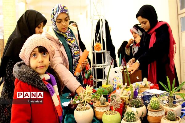 نمایشگاه دست سازه های دانش آموزان