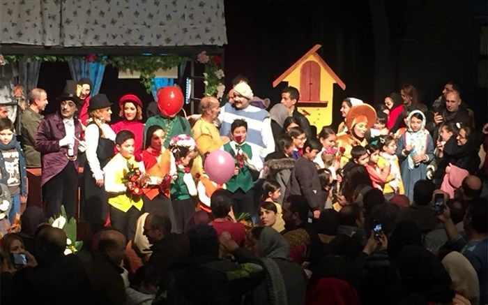 «کلوچه دارچینی» برای هنرمندان روی صحنه می‌رود