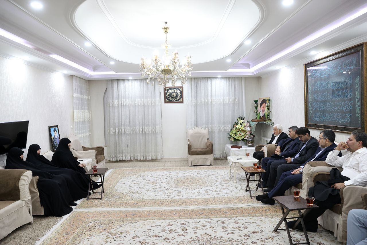 دیدار عارف با خانواده‌های آیت‌الله رئیسی و مالک رحمتی