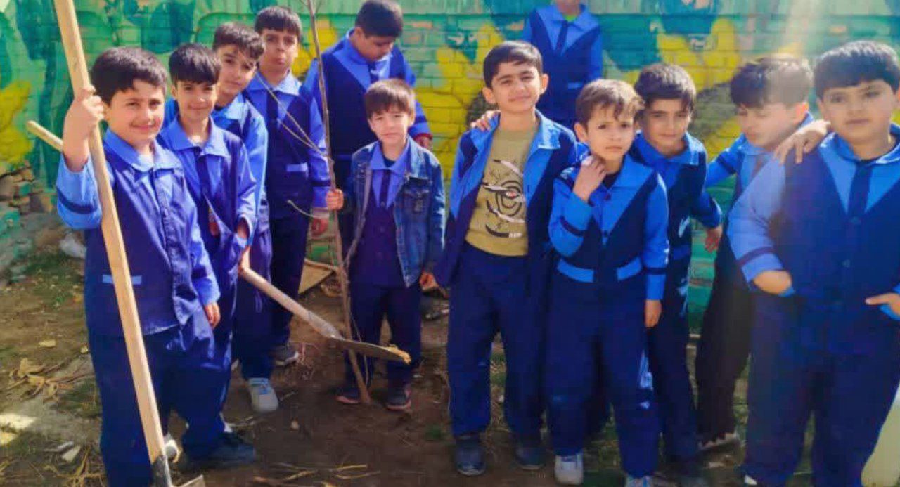 پویش «کاشت نهال امید» در آموزشگاه پسرانه امام خمینی (ره) فامنین