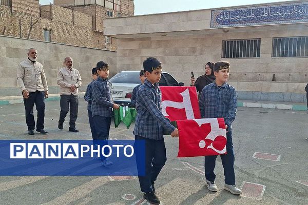 تجدید عهد دانش آموزان مدرسه ایمان ورامین با امام حسین (ع) 