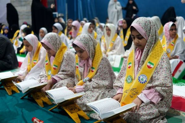 اعتکاف دانش‌آموزی با توزیع بسته «ایرانمون»