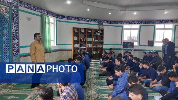 برگزاری نماز جماعت و زیارت عاشورا در دبیرستان شاهد