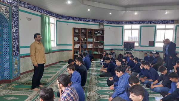 برگزاری نماز جماعت و زیارت عاشورا در دبیرستان شاهد