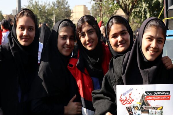 حضور پرشور دانش‌آموزان پاکدشتی در راهپیمایی روز ۱۳ آبان