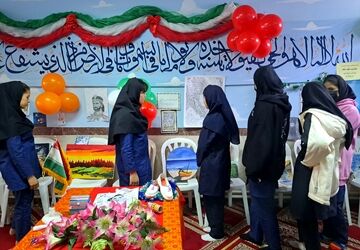 نمایش استعدادهای دانش‌آموزان دبیرستان زکیه 