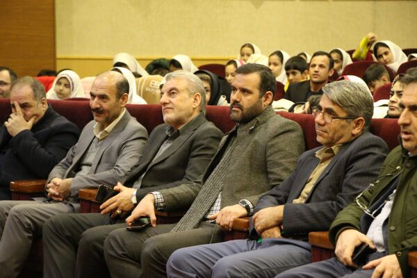 رونمایی از کتاب «تنها در میان جمع» دانش‌آموز نویسنده تبریز 