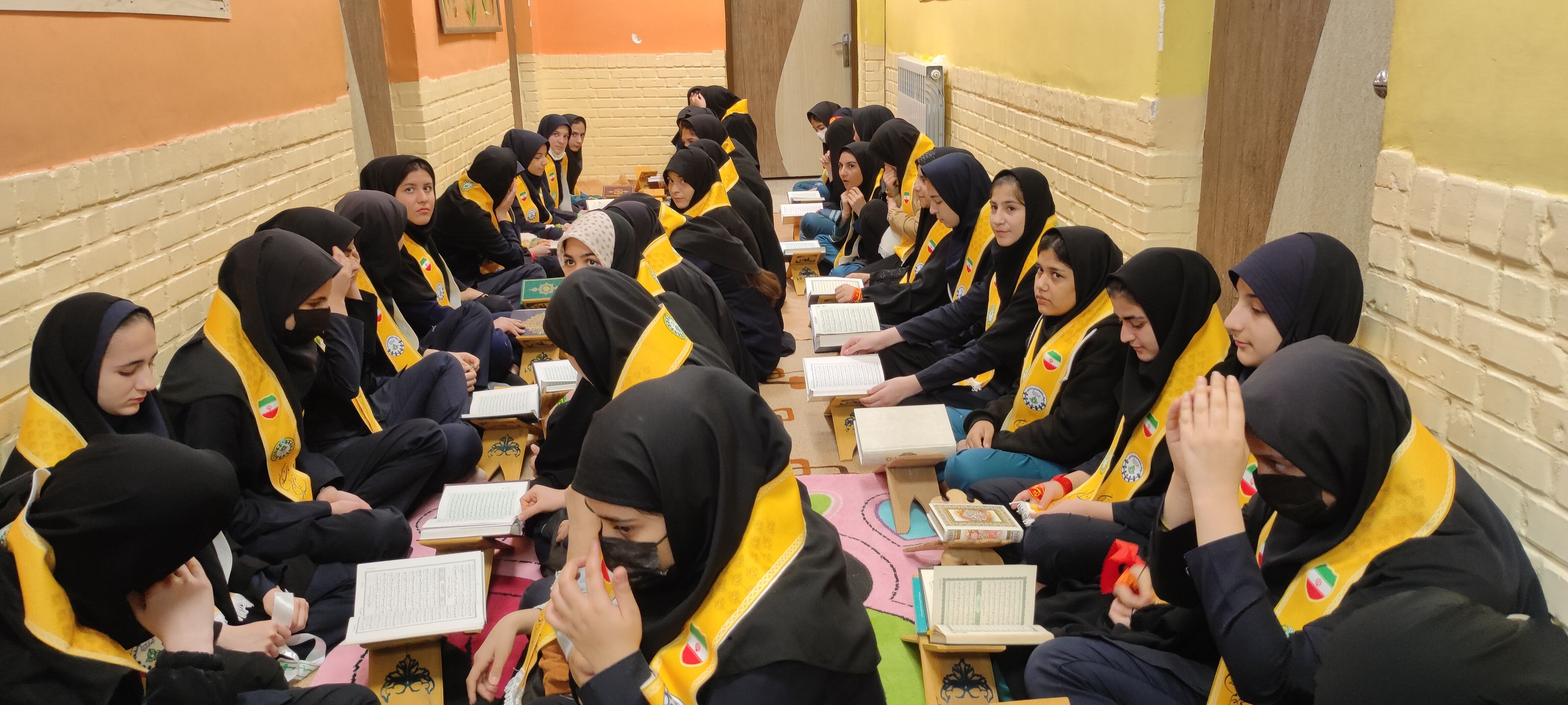 محفل انس با قرآن کریم در دبیرستان دخترانه شهدای زیارت 