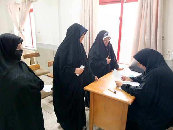 جلسه دیدار با دبیران و توزیع کارنامه در دبیرستان مهشید مصلی نژاد 