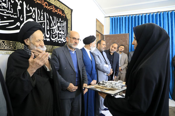 اهدای هدایای مقام معظم رهبری به دانش‌آموزان بیرجندی 