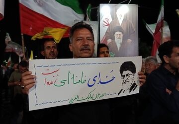 تابلو هایی بر آسمان؛ سخنانی از دل مردم تا عکس رهبری