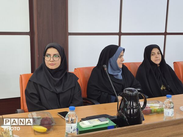 معلمان نمونه در قاب افتخار آموزش و پرورش منطقه ۵