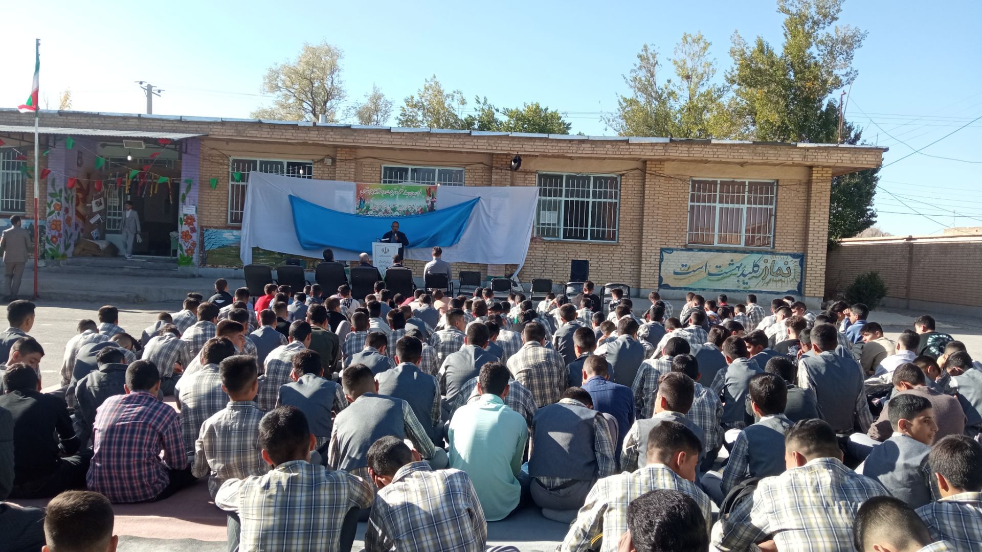 جشن آغاز سال تحصیلی در دبیرستان نمونه دولتی شهید حاج قاسم سلیمانی بن 