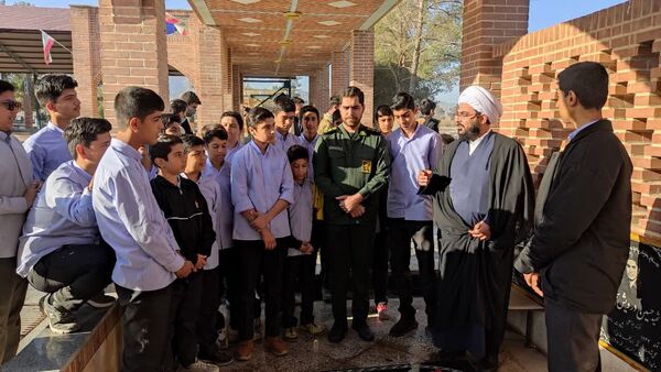 آغاز هفته بسیج دانش‌آموزی با غبارروبی مزار شهدای جوادالائمه توسط مسئولان و دانش‌آموزان بسیجی