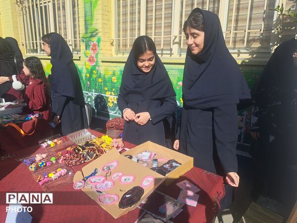 بازارچه دانش‌آموزی در دبیرستان علی افشارنژاد