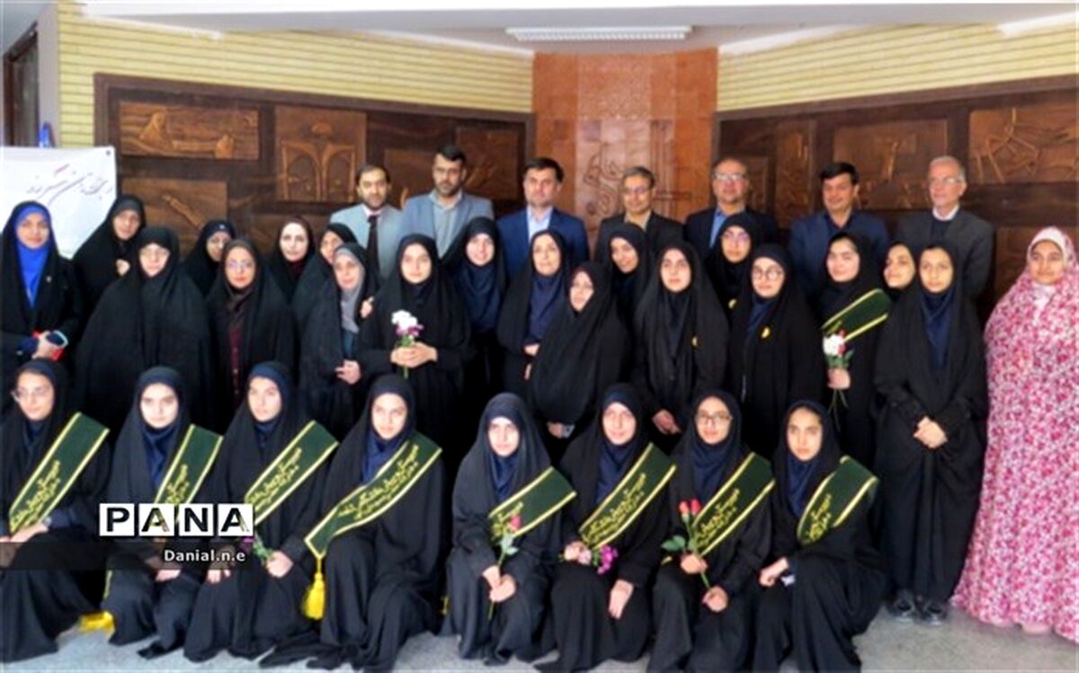 بازدید مدیرکل آموزش و پرورش از نمایشگاه "مدرسه انقلاب "دانش آموزان انجمن اسلامی